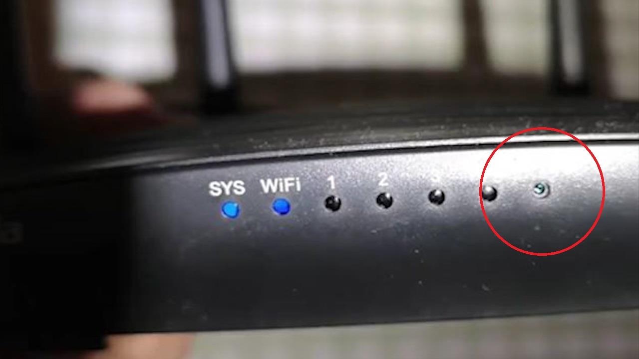 Thue phong nghi, cap du khach phat hien 3 camera quay len hinh anh