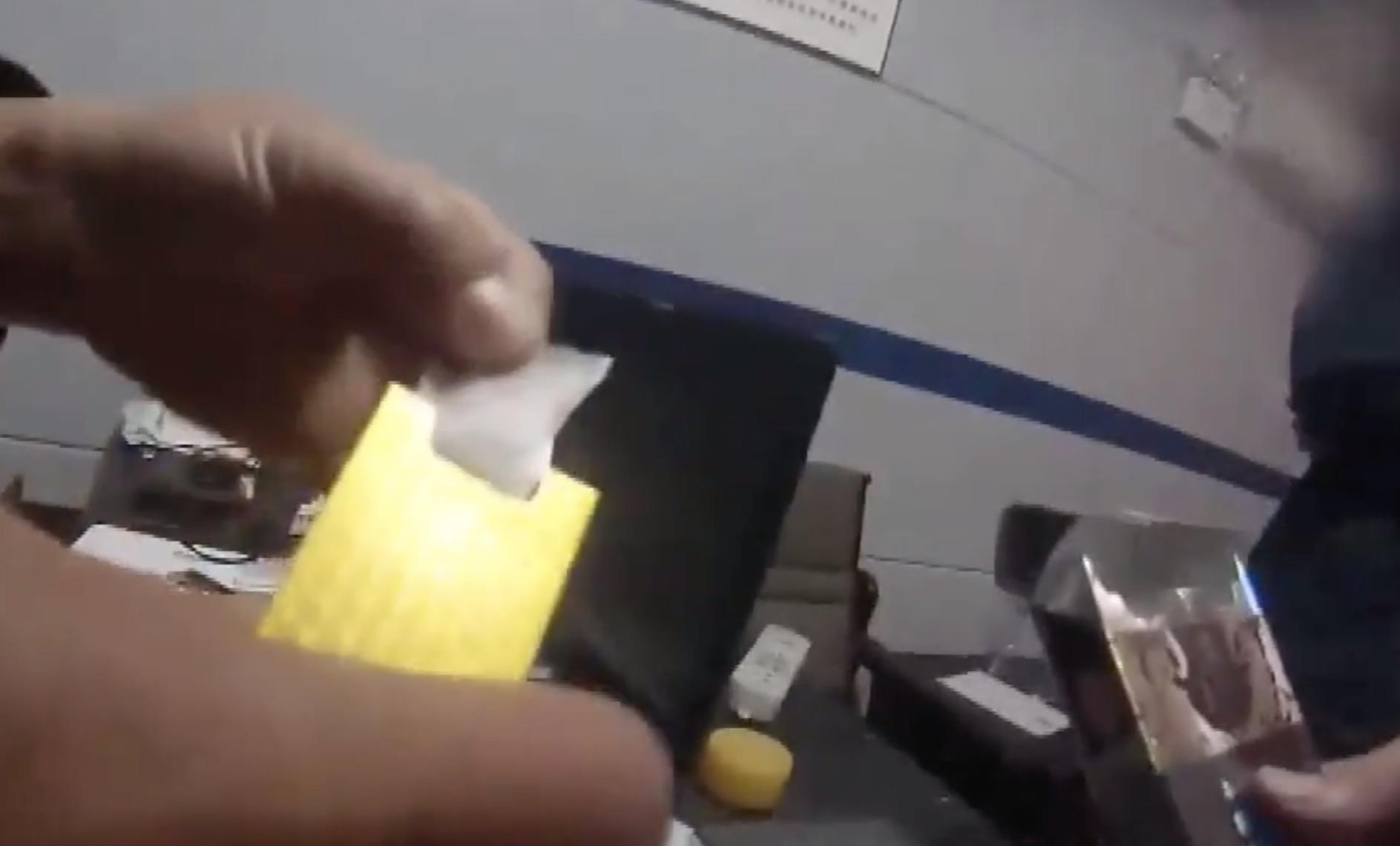 Moi canh sat hut thuoc, tai xe dua nham hop ma tuy hinh anh