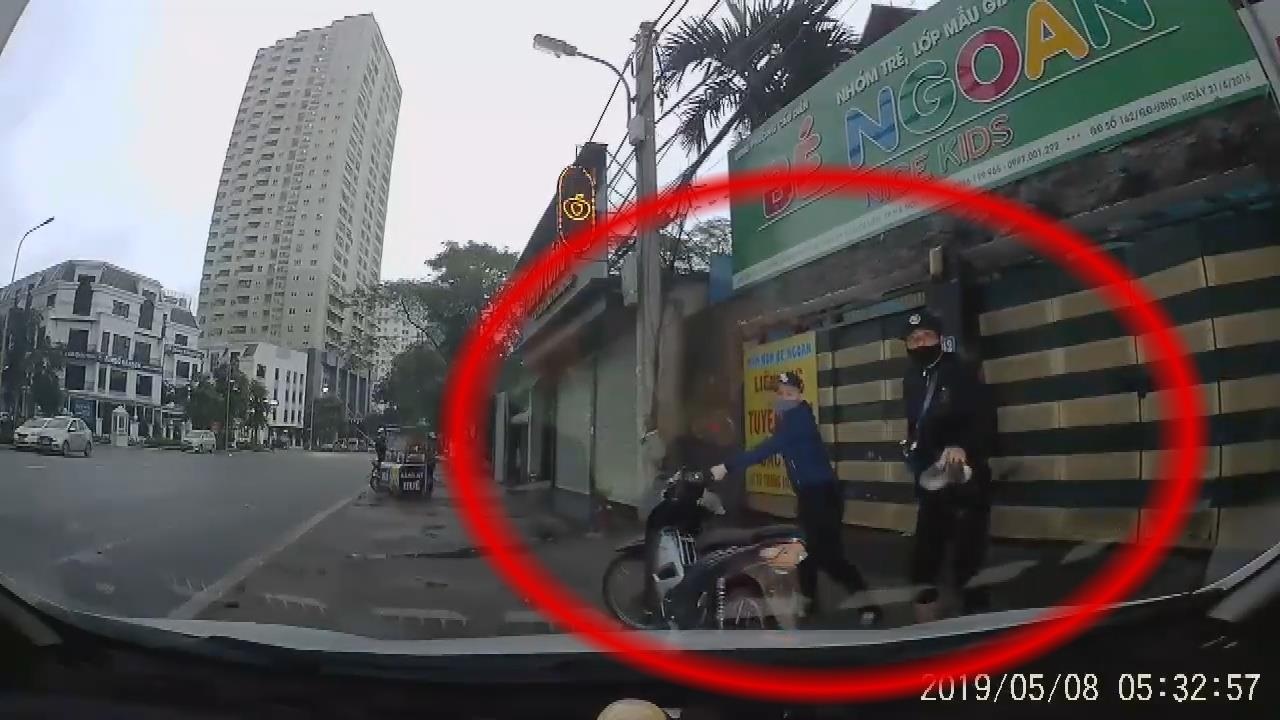 Cay trom logo oto, choc thung nap capo khi bi phat hien o Ha Noi hinh anh