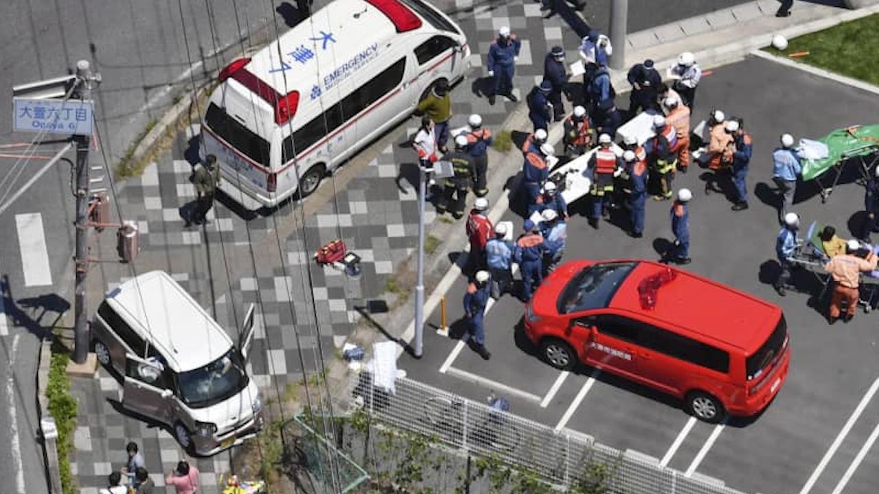 Oto lao len via he tong thang vao nhom hoc sinh mau giao o Nhat hinh anh