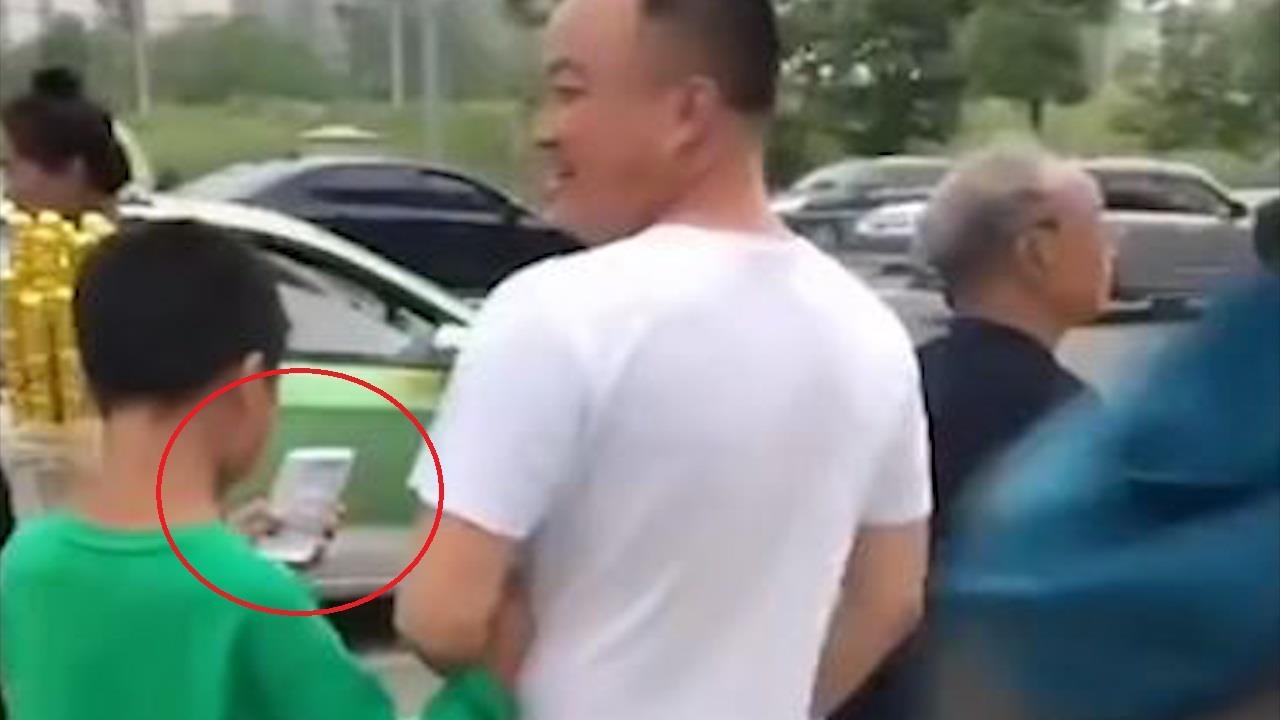 Mai me dung dien thoai, cau be nam tay nguoi la qua duong hinh anh