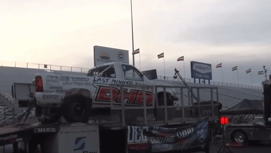 Dang duoc kiem tra, oto bat ngo boc chay du doi hinh anh