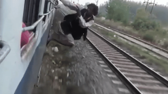 Nguoi dan ong lieu linh nhoai nguoi ra ngoai tau lua de quay phim hinh anh