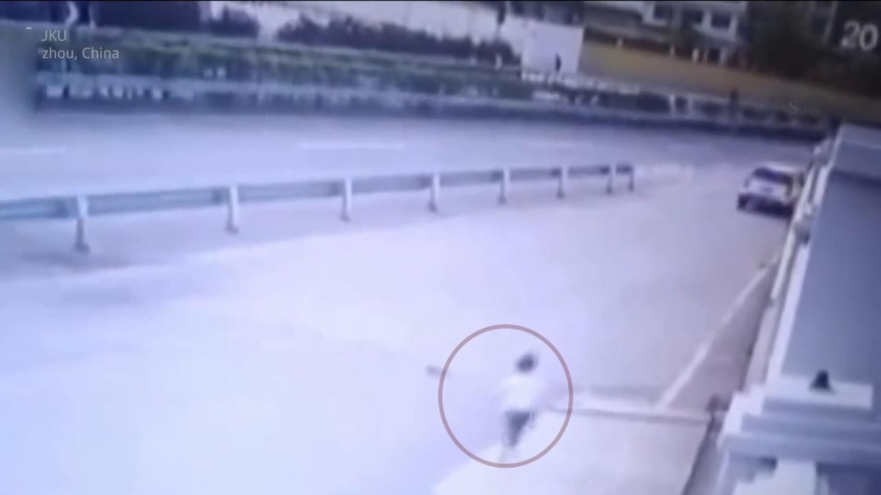 Bi bo quen tai cay xang, be trai 6 tuoi gang suc duoi theo xe bo me hinh anh