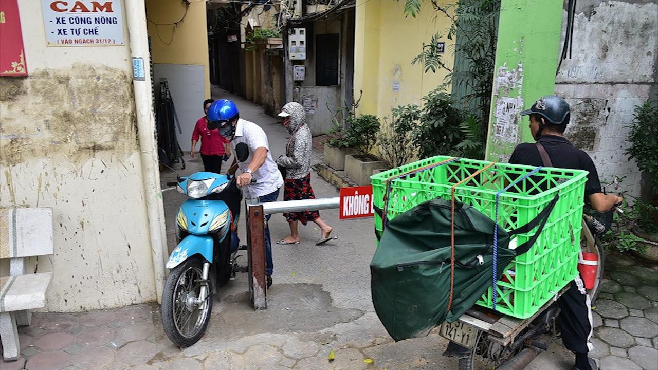 Nguoi dan Ha Noi tu lap barie, ngan khong cho xe may di tat hinh anh