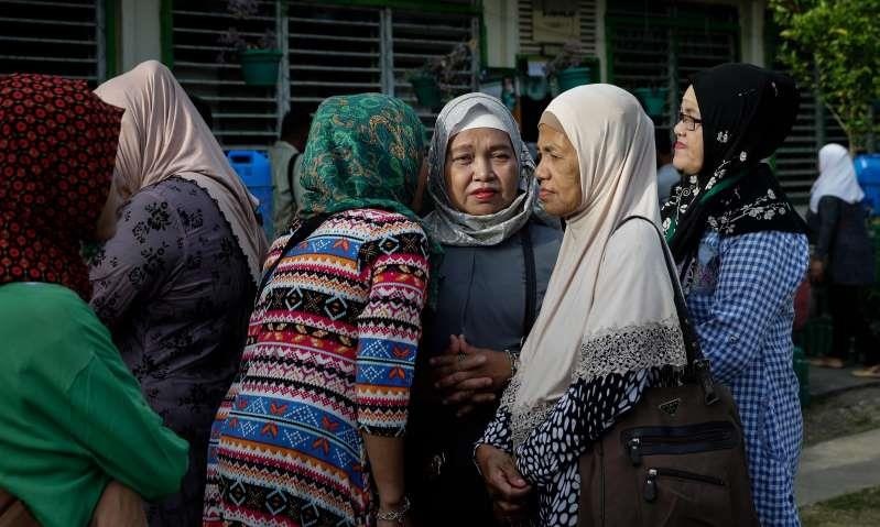 Thi tran phat tien nguoi dan buon chuyen hinh anh