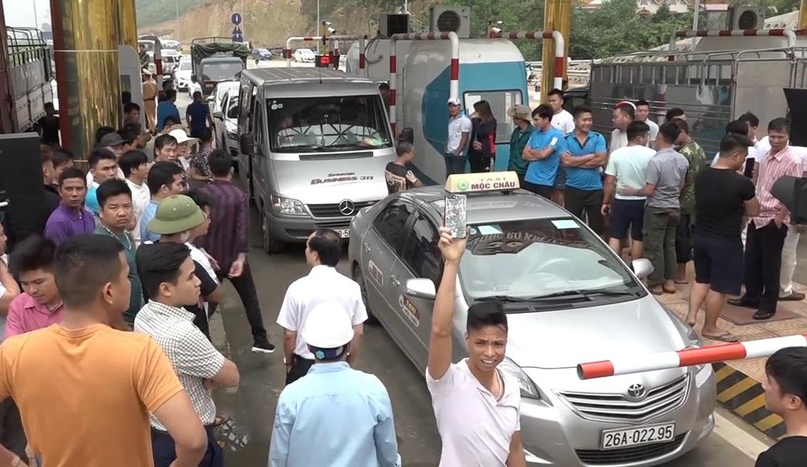 BOT Hoa Lac xa tram, tai xe van kien quyet khong chiu di hinh anh