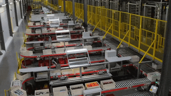 Xem day chuyen robot phuc tap trong nha kho 35.000 m2 hinh anh