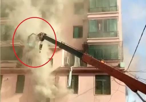 Lai xe cau cuu 14 nguoi ket trong chung cu chay o Trung Quoc hinh anh