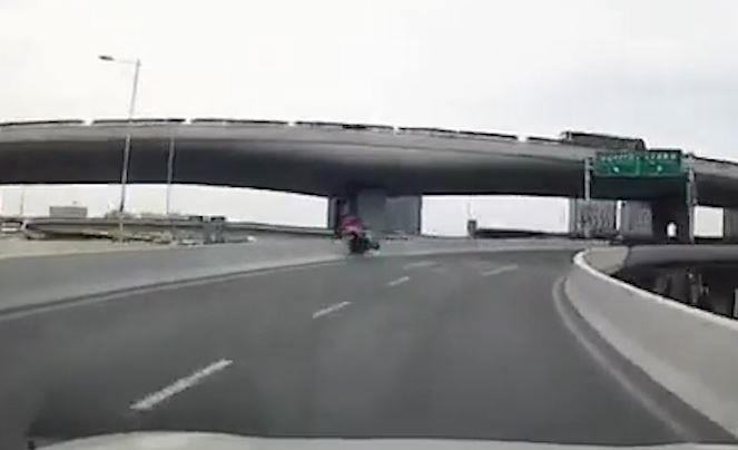 Moto dam thang vao thanh cau, nguoi lai roi xuong dat hinh anh