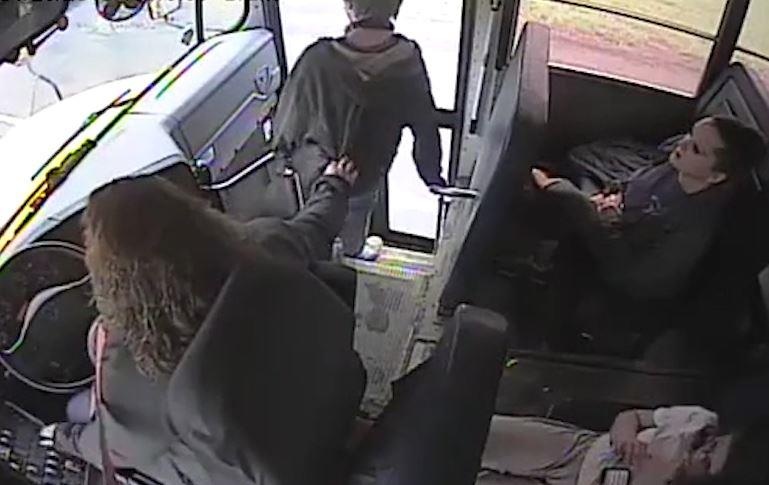 Tai xe nhanh tay keo nam sinh vao xe khi co oto vuot len hinh anh