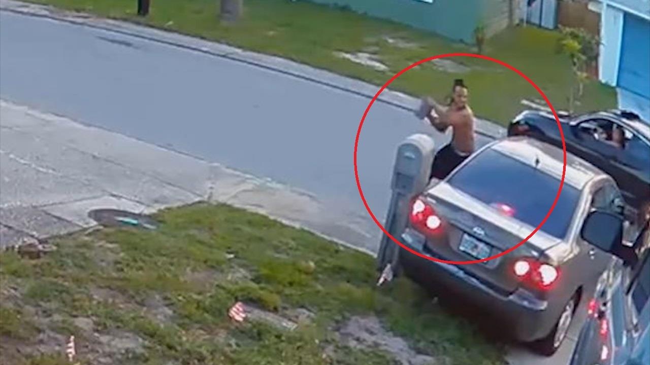 Ten cuop dung gach dap vo kinh oto, tran lot tai san cua tai xe hinh anh