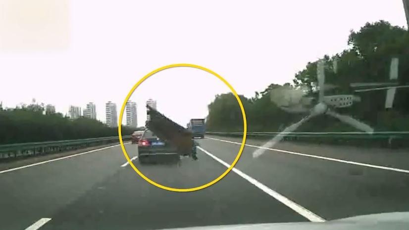 Manh sat lon vang xuyen kinh chan gio oto dang chay o Trung Quoc hinh anh