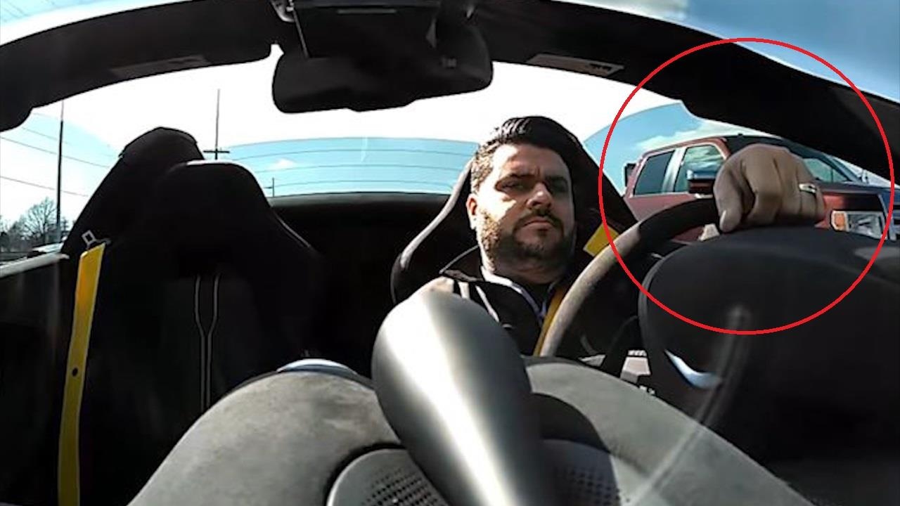 Khong biet canh sat phia sau, tai xe vo tu ru nguoi khac dua xe hinh anh