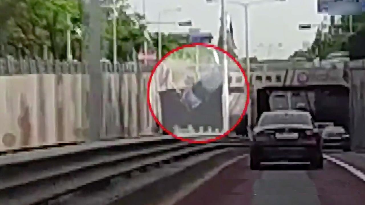 Mat lai, oto tong vao lan can roi lao xuong tu cau vuot hinh anh