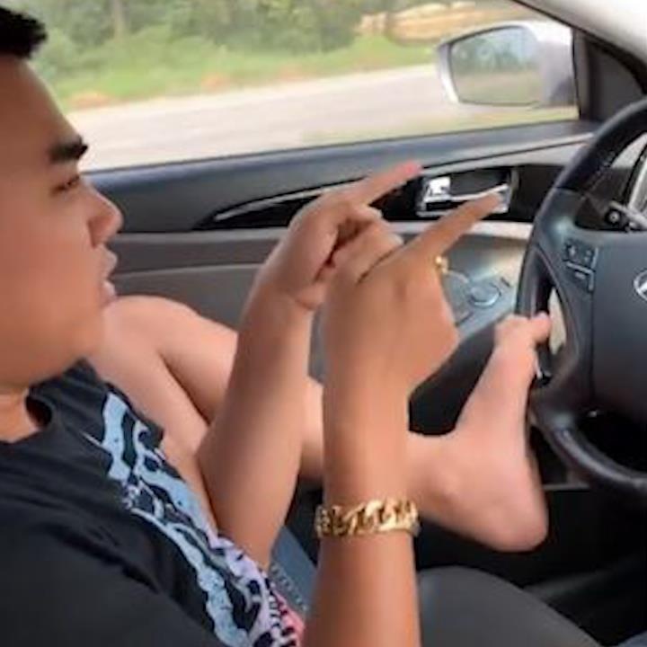 Tai xe ngang nhien dung 2 chan de vin vo lang lai xe hinh anh