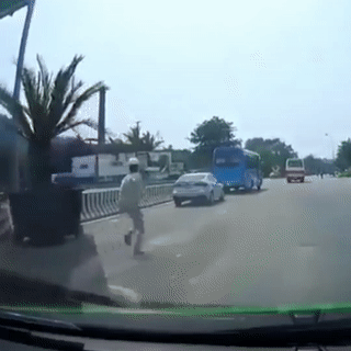 Nhan vien bat luc duoi theo oto vuot tram thu phi Ben Thuy hinh anh