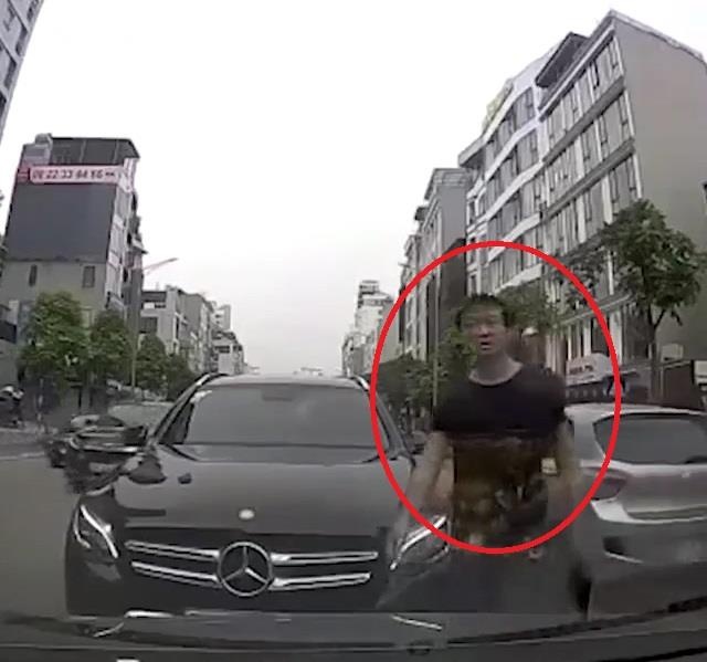 Chay lan lan, tai xe oto con hung ho xuong xe mang nguoi hinh anh