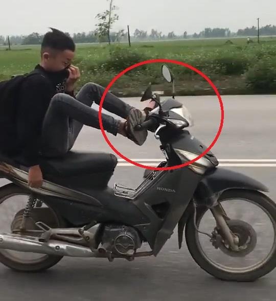 Be trai lai xe may bang 2 chan chay bon bon tren duong hinh anh