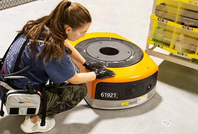 Robot co the duoi viec con nguoi o Amazon hinh anh