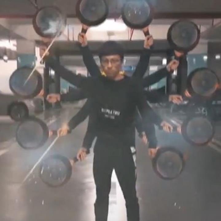 Dung ky xao don gian, chang trai bien hoa thanh sieu anh hung hinh anh