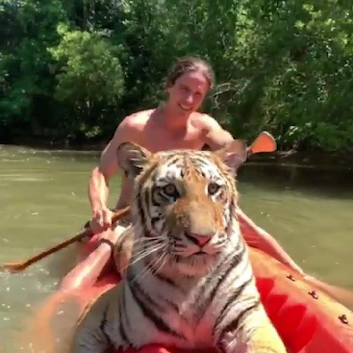 Chang trai cheo thuyen cho chu ho ben canh nhu nguoi ban hinh anh