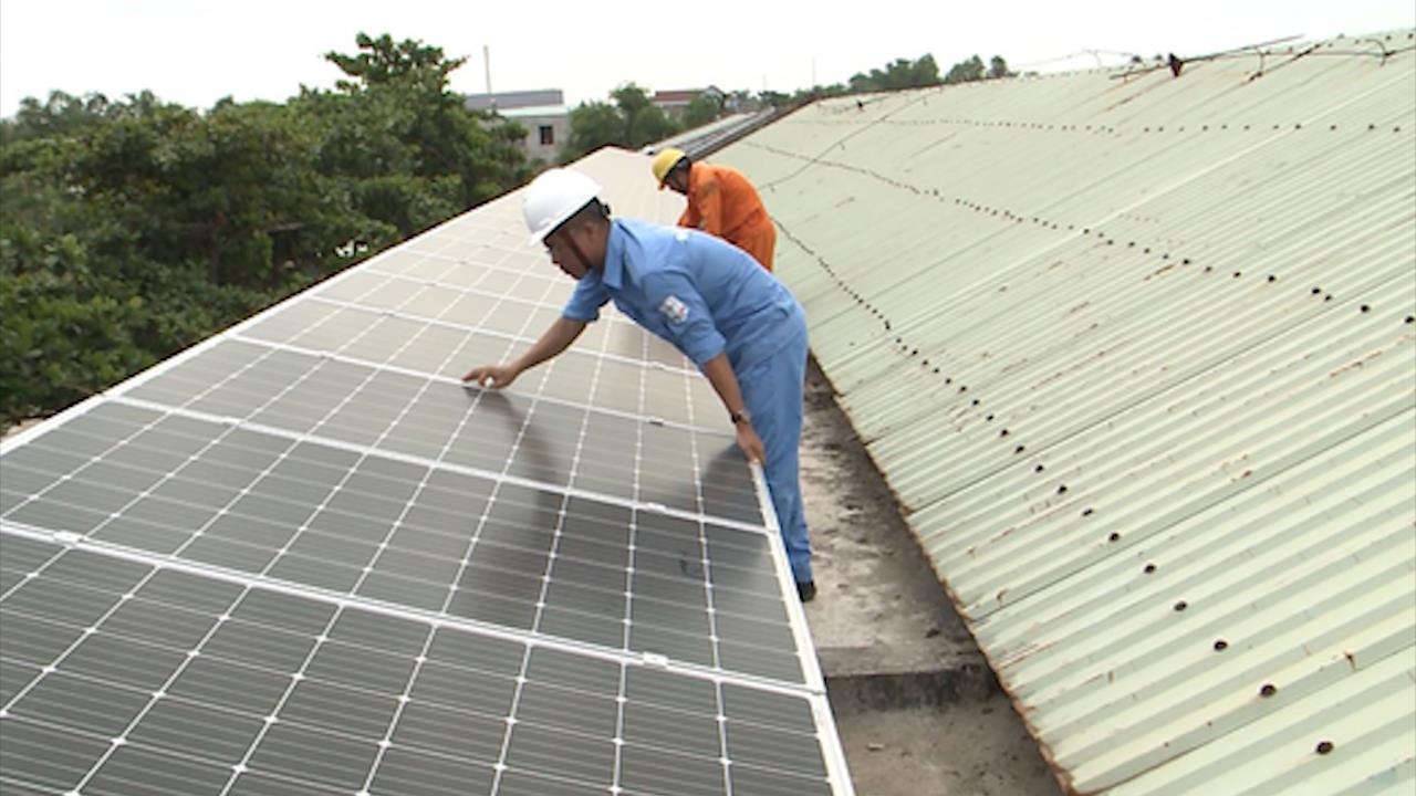 Lap pin mat troi, dien xai du ban lai cho EVN hinh anh