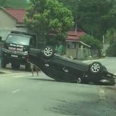 Oto mat lai lao xuong ranh nuoc roi lat phoi bung tren duong hinh anh