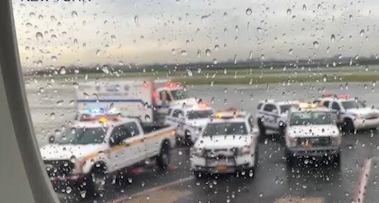 Nu hanh khach doi mo cua may bay de tu tu o My hinh anh