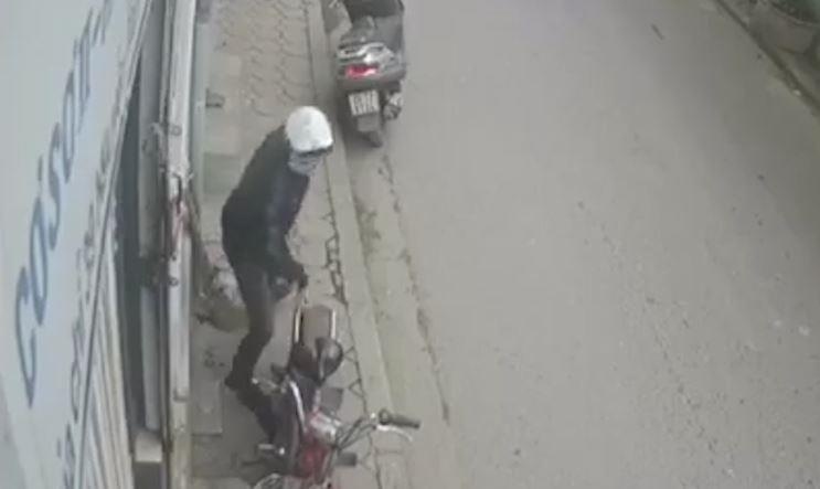 Trom xe bat thanh, thanh nien bi chu nha nem dep vao nguoi hinh anh