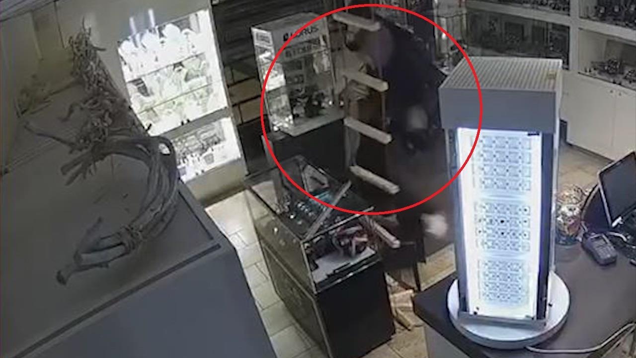 2 ten trom du day trom nu trang nhu phim diep vien hinh anh