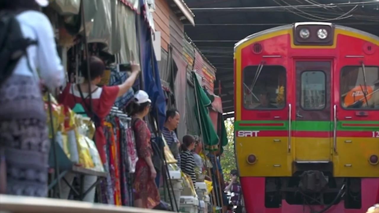 Canh bao mat an toan khi chup anh selfie canh duong ray hinh anh