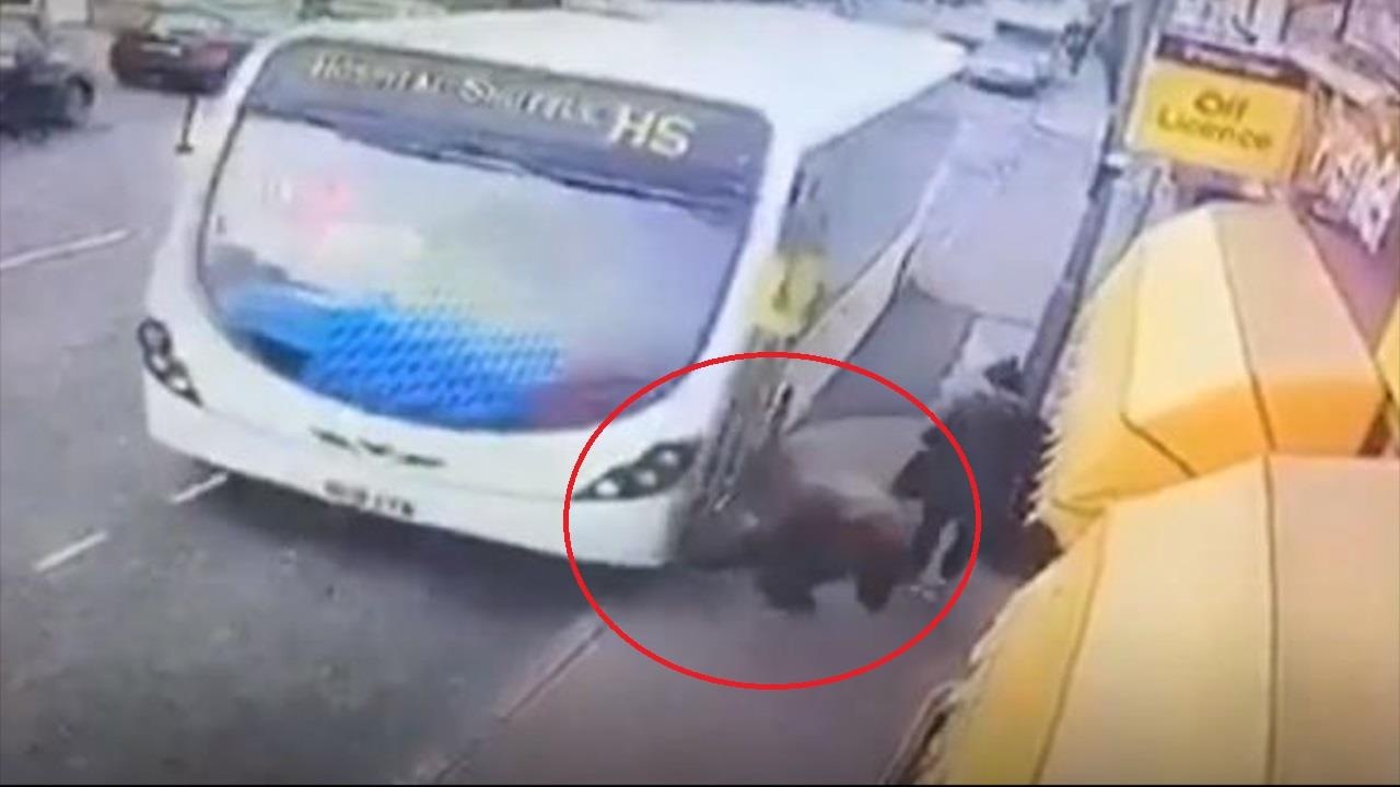 Nguoi di bo bi xe bus chay sat le tong nga hinh anh