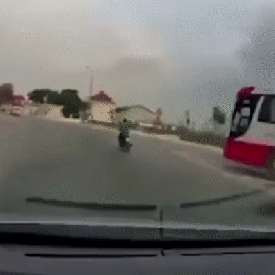 Nhap lan voi toc do cao, xe khach gay tai nan cho xe may hinh anh