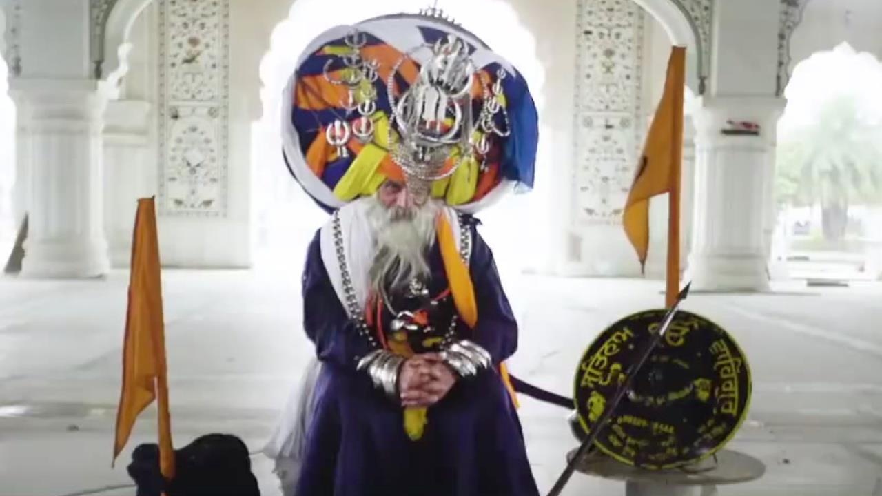 Nguoi dan ong quan gan nghin met vai nang 85 kg tren dau hinh anh