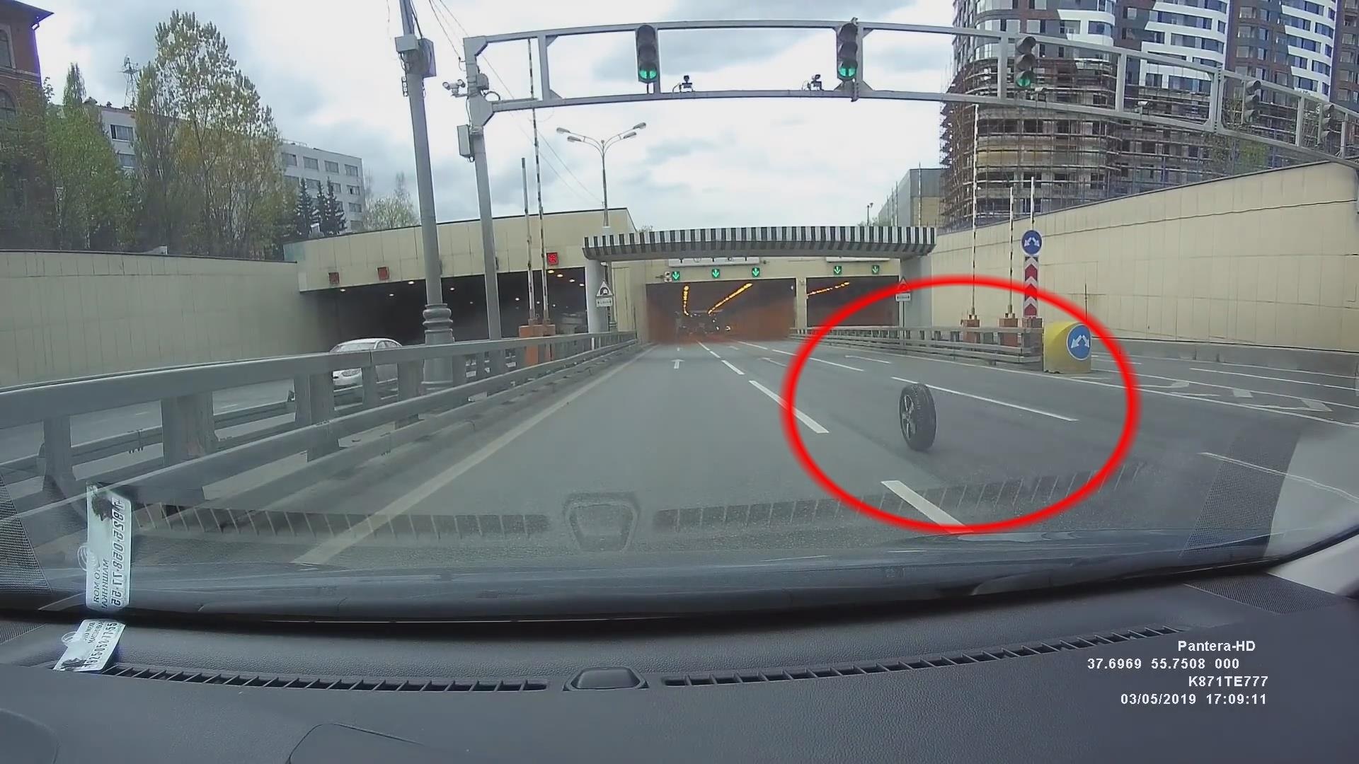 Oto bat ngo bi mat banh giua duong cao toc hinh anh