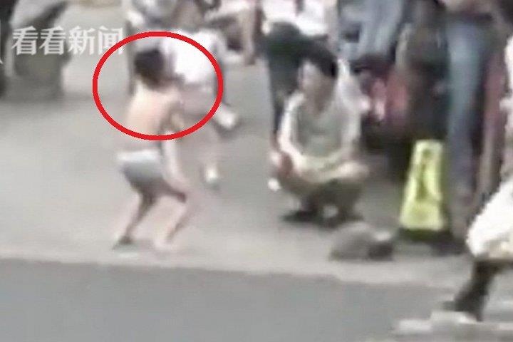 So mong ban hoc nu, be trai lop 2 bi me phat mac quan lot dung tan hinh anh