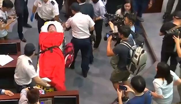 Nghi si Hong Kong lao vao danh nhau ngay tai nghi truong hinh anh