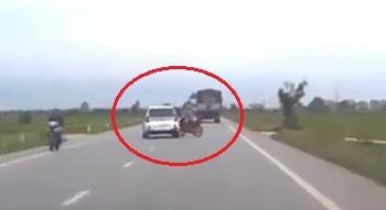 Dot ngot qua duong, nguoi phu nu bi oto tong vang xuong duong hinh anh