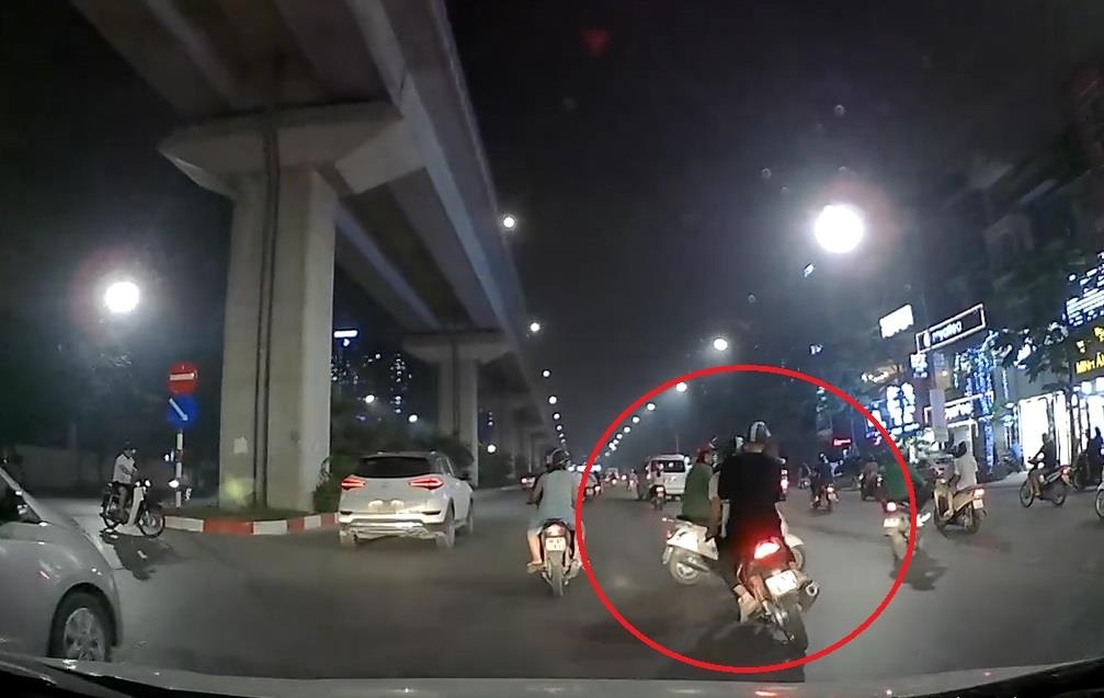 Phong nhanh xe may gay tai nan, nga ngay truoc dau oto hinh anh