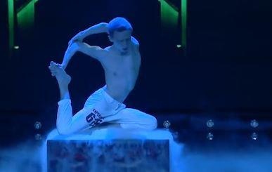 Be nguoi lien tuc tren san khau, thi sinh gay am anh cho khan gia hinh anh