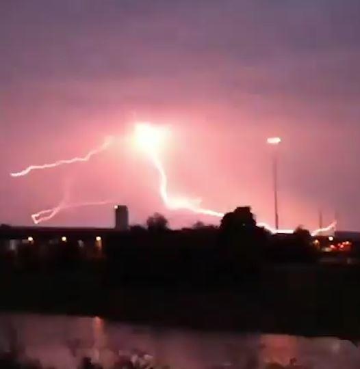 Sam chop rop troi trong troi mua bao o Texas, My hinh anh