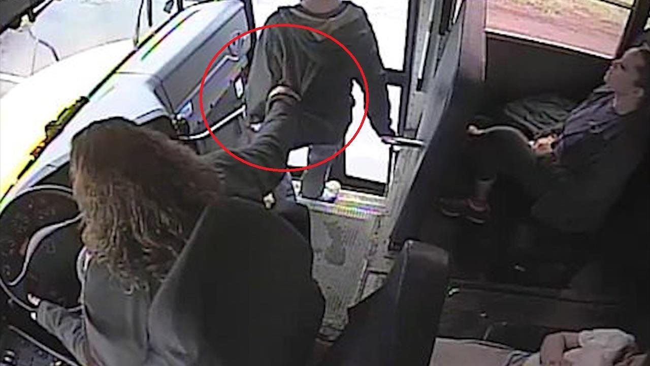 Nu tai xe xe buyt keo ao cuu nam sinh thoat chet hinh anh