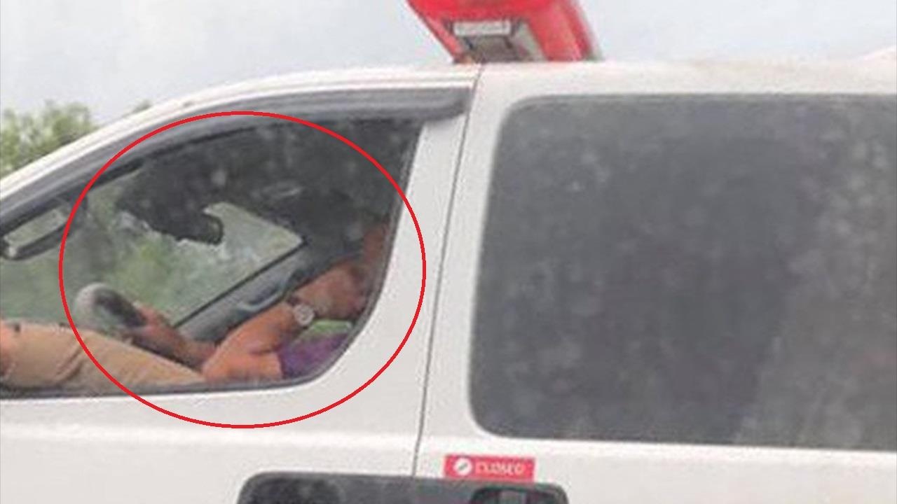 Tai xe xe cuu thuong vua lai xe, vua gac chan nghe dien thoai hinh anh