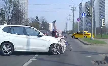 Xe dap vuot den do bi oto hat bay o Nga hinh anh