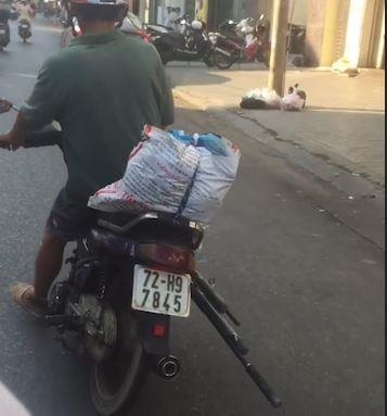 Xe may chao dao banh van chay bang bang tren duong hinh anh