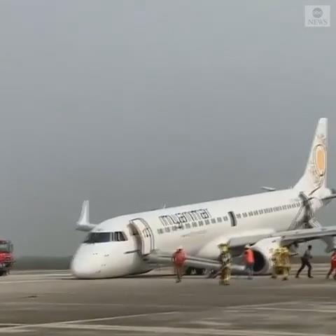 Hong thiet bi ha canh, phi cong van cuu song 91 nguoi tren may bay hinh anh