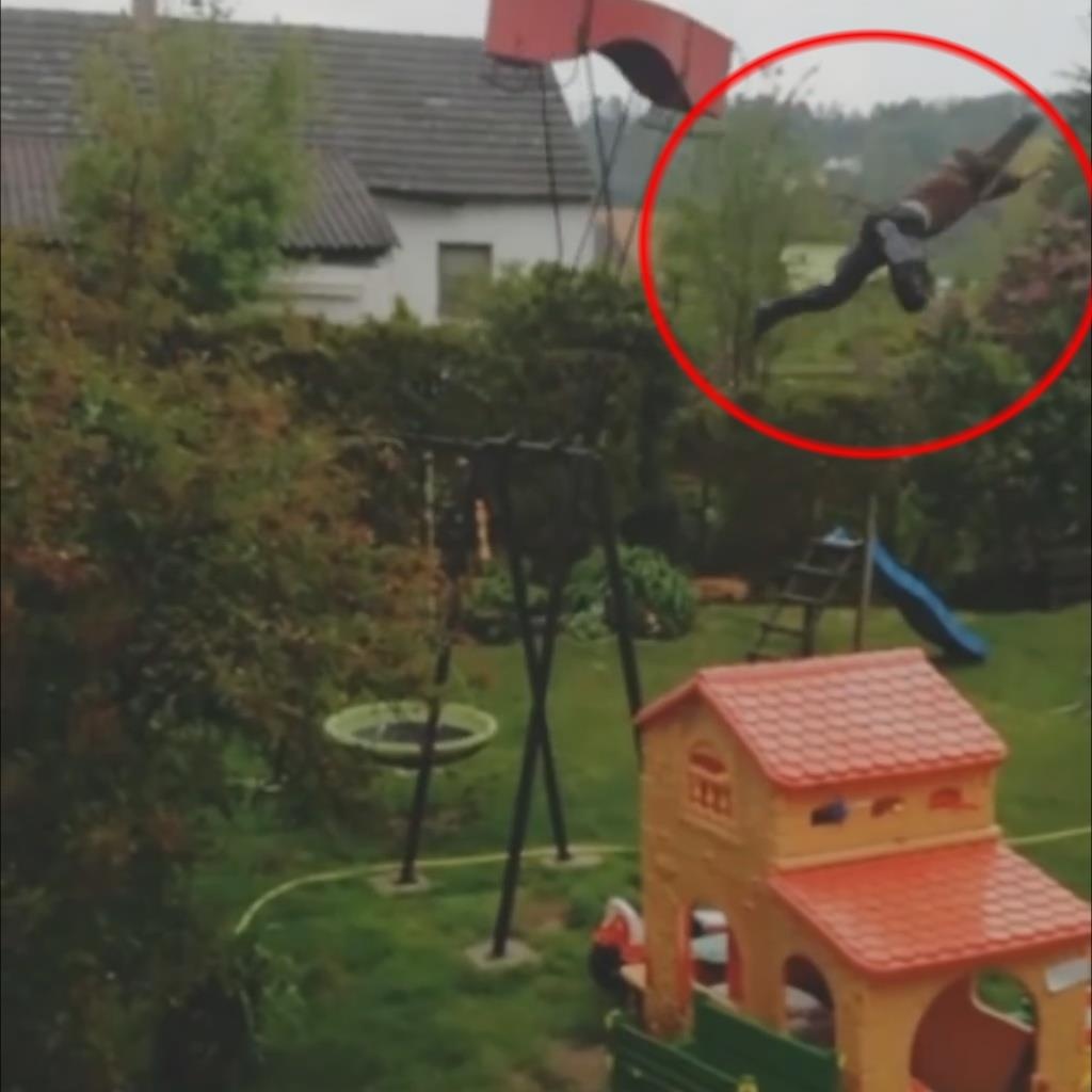 Chang trai bi hat tung len troi khi dang lon vong voi chiec xich du hinh anh