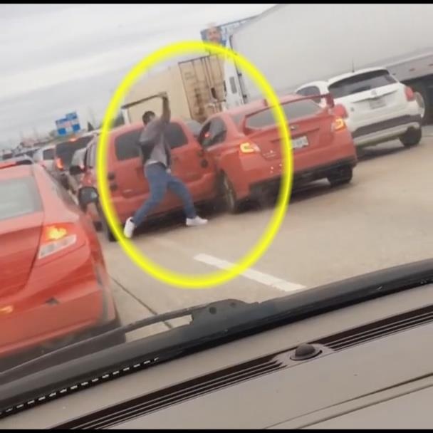 Tong xe de tra thu sau khi bi dung gay danh vao xe hinh anh