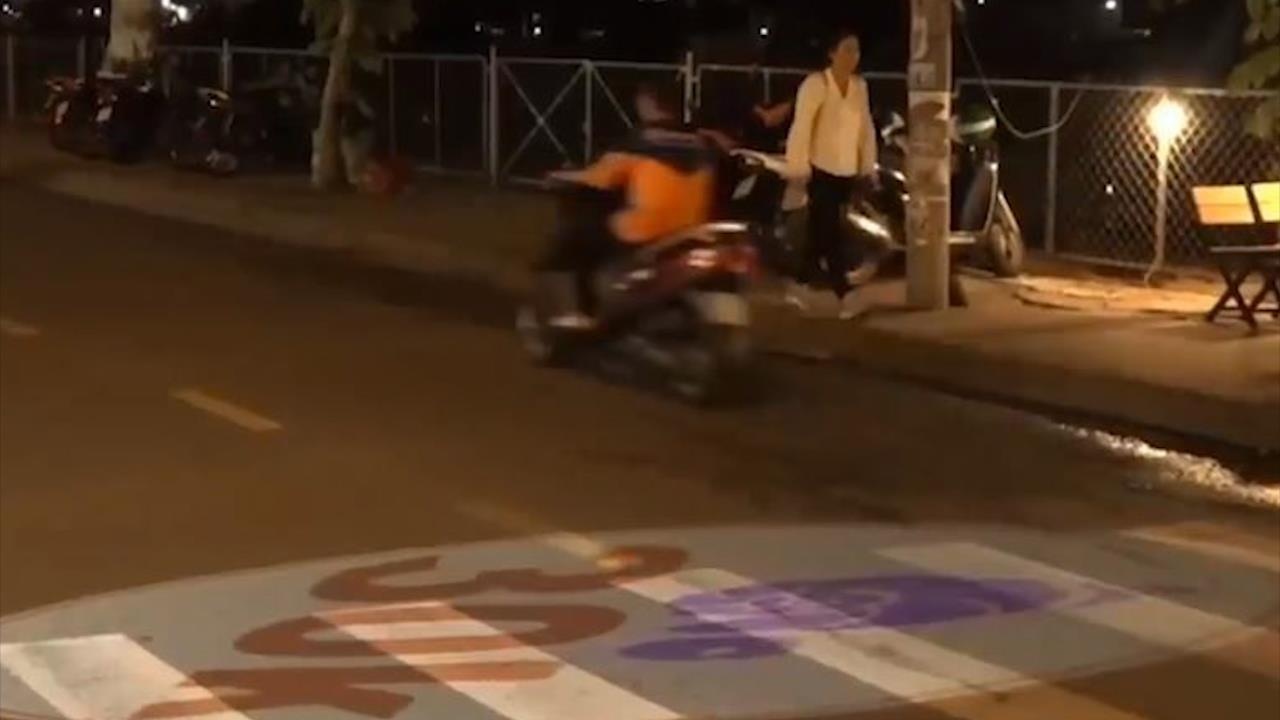 Nguy co mat an toan tu den quang cao chieu logo roi xuong duong hinh anh